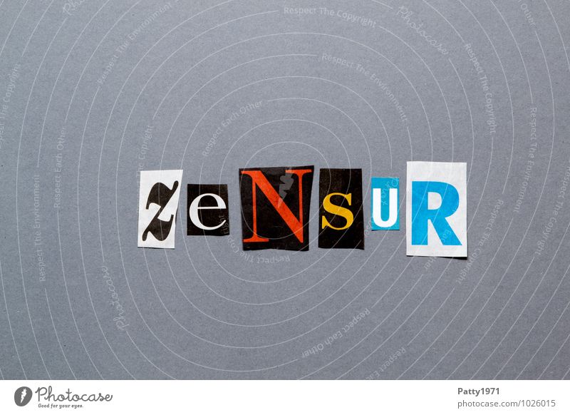 Ausgeschnittene Zeitungsbuchstaben formen das Wort Zensur Printmedien Zeitschrift Papier Zeichen Schriftzeichen Typographie Angst geheimnisvoll