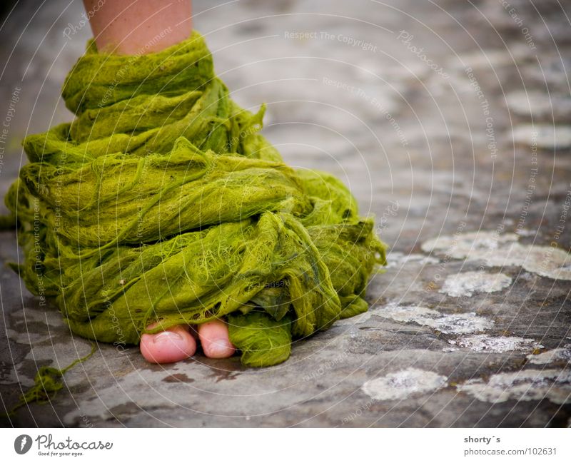 hulk junior grün Algen groß Monster Fuß foot Bodenbelag ground child Einsamkeit alone big