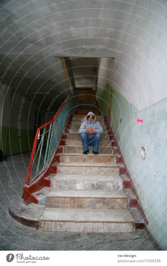 Junge Person sitzt mit Augenbinde auf einer staubigen Treppe in verlassenem Gebäude im Elstal Sitzen Ruine Olympisches Dorf Haus Wandel & Veränderung