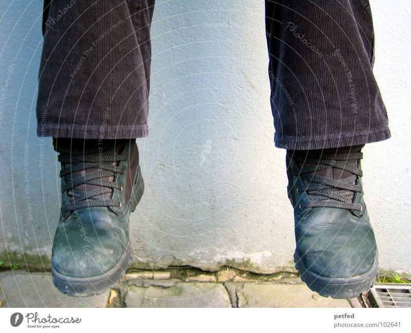 Mal hängen lassen Schuhe schwarz Schuhbänder braun Wand Schweben Stiefel Freizeit & Hobby grau weiß Arbeit & Erwerbstätigkeit Beine Bodenbelag Kopfsteinplaster