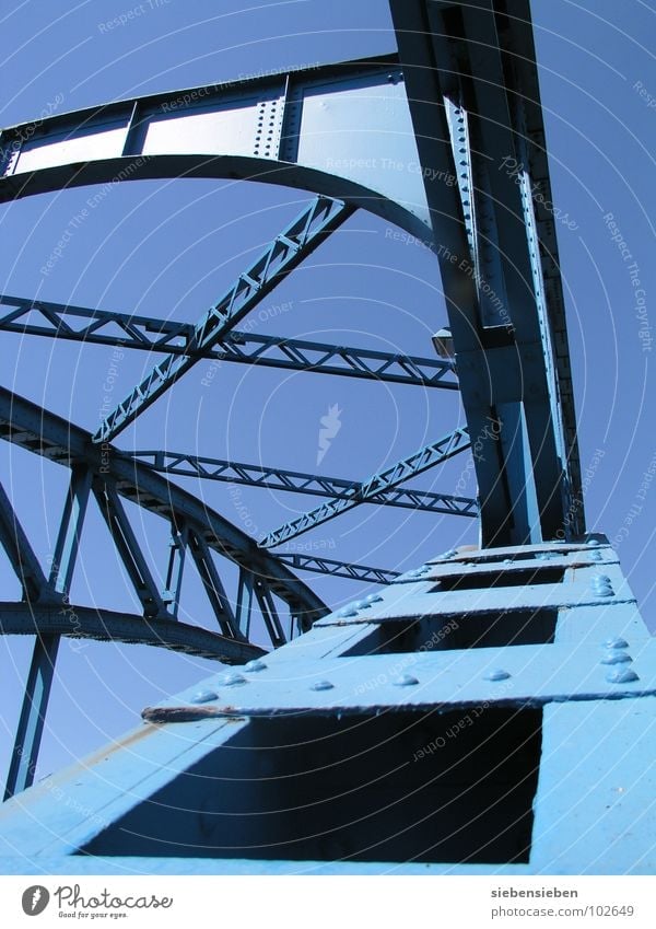 schwankungsfrei Stahl fahren Überqueren Brücke Industrie blau Himmel Bahnübergang alt Auschnitt Übergang Bridge Niete Stahlnieten Verkehrswege Metall