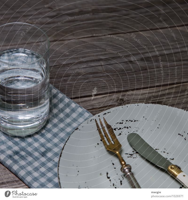 Fasten mit Wasser: ein leerer Teller mit Messer und Gabel und ein Glas Wasser Lebensmittel Ernährung Frühstück Mittagessen Abendessen Picknick Diät Getränk