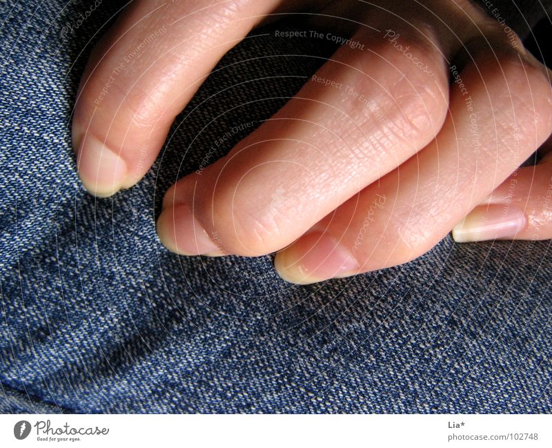 festkrallen Hand Finger Jeanshose Jeansstoff Fingernagel greifen Griff festhalten blau Faser Stoff Krallen Kraft Halt Angst kratzen Panik Makroaufnahme