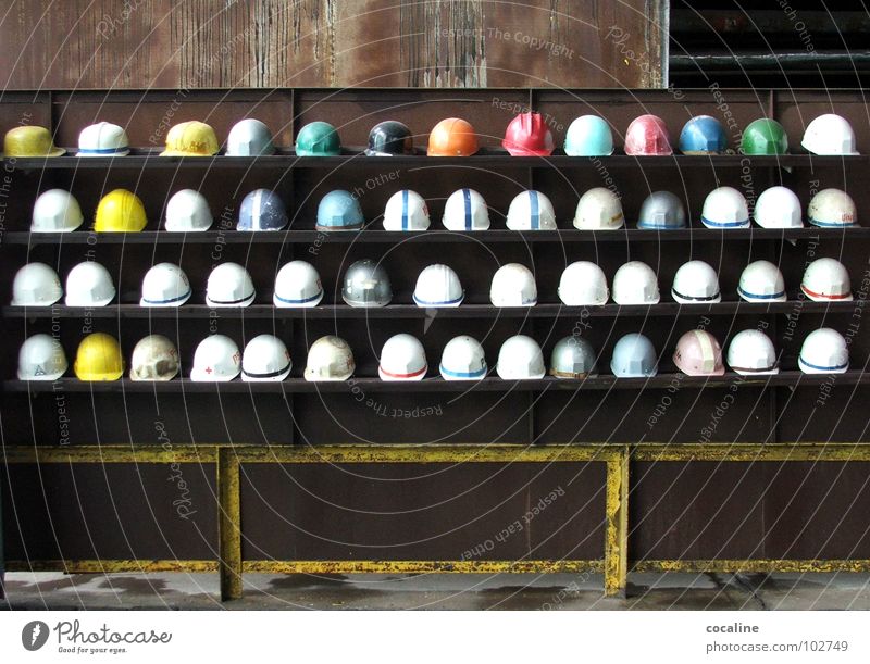 Versammlung der Helme Arbeit & Erwerbstätigkeit Stahlwerk Bergbau Arbeitsbekleidung Regal Bauarbeiter Baustelle Kopfbedeckung Arbeitsschutz Schutz