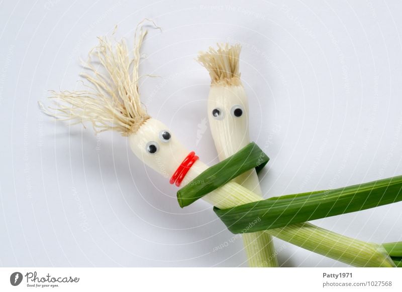 Schalotten mit aufgeklebten Kulleraugen stellt ein sich umarmendes Paar dar Gemüse Zwiebel festhalten Umarmen Geborgenheit Zusammensein Farbfoto Vertrauen