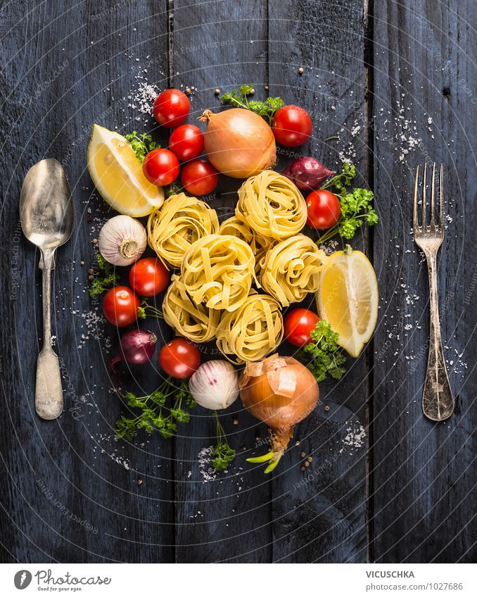 Pasta Tagliatelle mit Gemüsen und Besteck Lebensmittel Teigwaren Backwaren Kräuter & Gewürze Ernährung Mittagessen Festessen Bioprodukte Vegetarische Ernährung