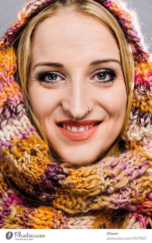 Sonnenschein Lifestyle elegant Stil Winter feminin Junge Frau Jugendliche 18-30 Jahre Erwachsene Mode Stoff Fell Schal Mütze Lächeln lachen leuchten blond