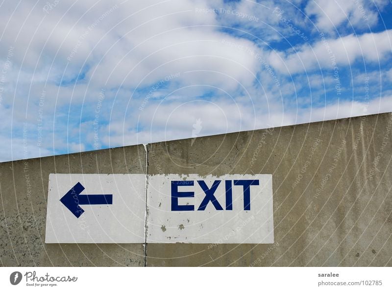 exit Wolken Richtung azurblau Beton grau Buchstaben Wort weiß Detailaufnahme Himmel Schilder & Markierungen Zeichen Pfeil