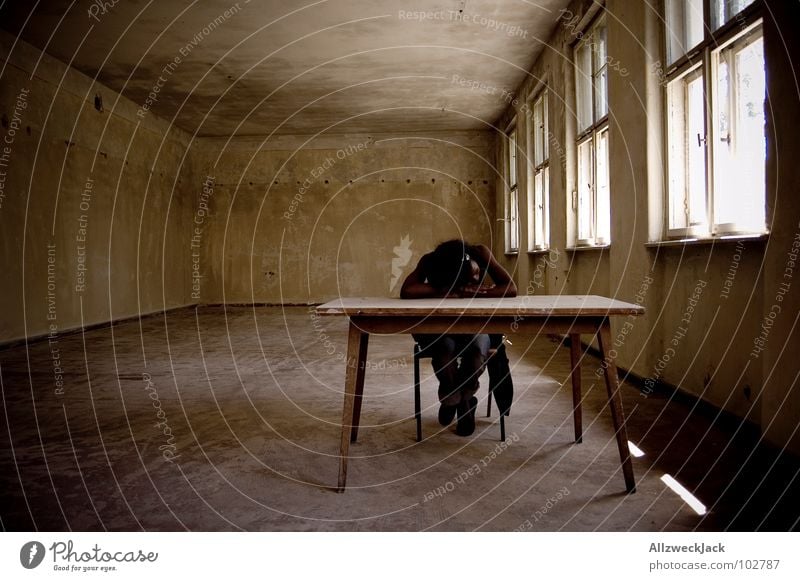 Nachsitzen lernen nachsitzen ungehorsam Klassenraum leer Tisch schlafen Halbschlaf Langeweile Untätigkeit faulenzen Siesta Frau Bildung Schule Haftstrafe