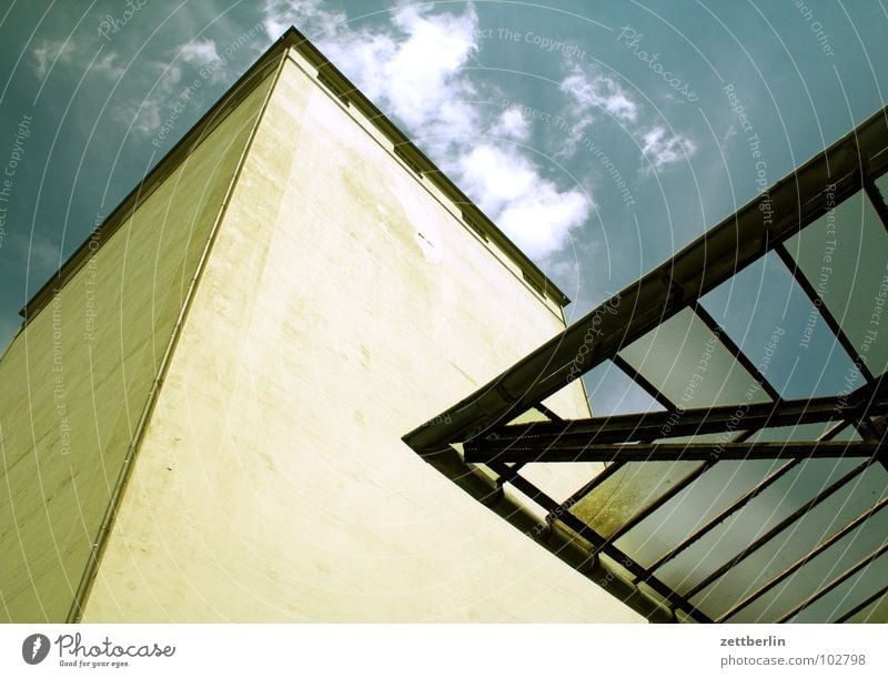 Querformat Dach Glasdach Haus Lagerhaus Wand Mauer vertikal aufstrebend Froschperspektive Wolken Architektur Himmel Industrie Gebäude Glätte