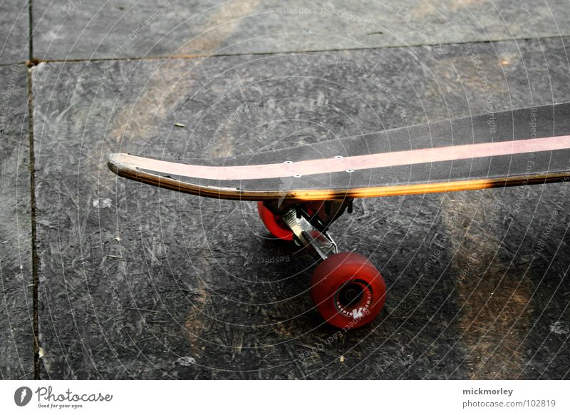 das einsame longboard Streifen rot Trick Einsamkeit schön Sport Spielen Straße street Skateboard Skateboarding wheels Achse Bodenbelag warten