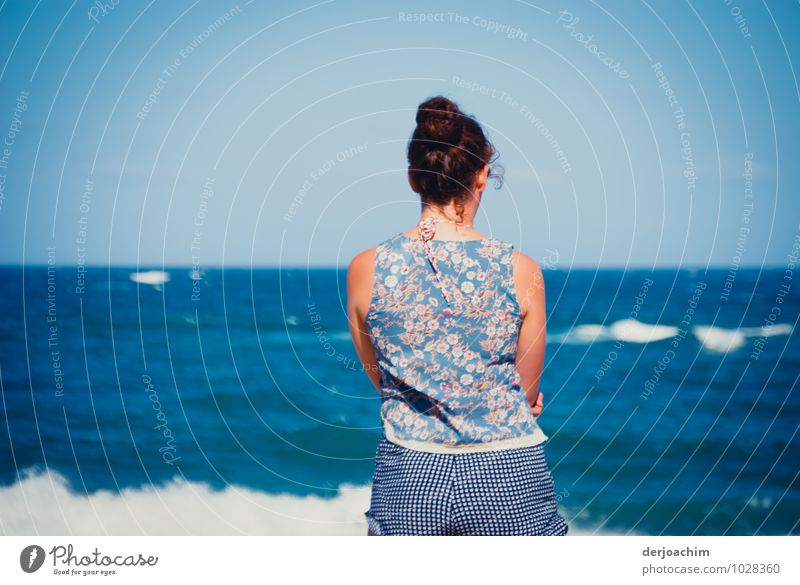 Girl steht am Ocean und schaut den Wellen nach. , Thoughts deeper than the Ocean feminin Junge Frau Jugendliche 1 Mensch 18-30 Jahre Erwachsene Umwelt Wasser