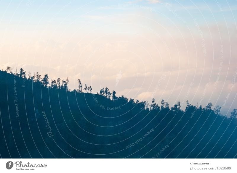 Waldsilhouette in den Bergen von Kawah Ijen Ferien & Urlaub & Reisen Tourismus Berge u. Gebirge Natur Landschaft Himmel Wolken Nebel Hügel Felsen Vulkan blau