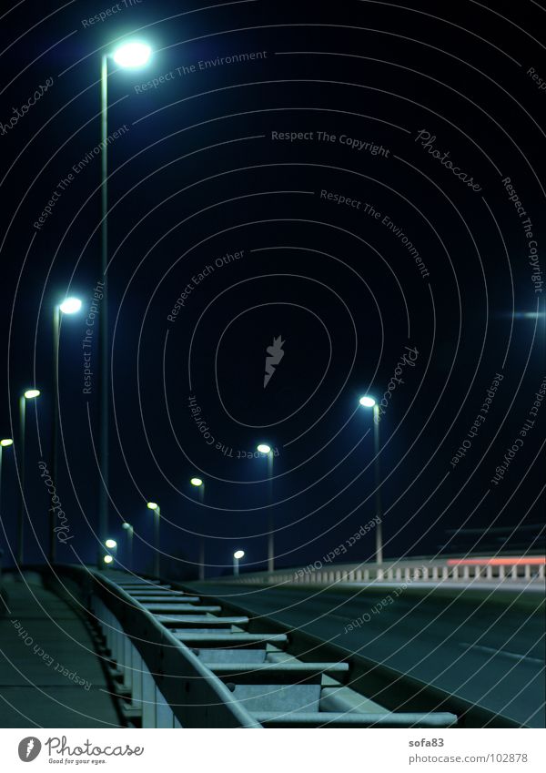 flucht Nacht schwarz dunkel Lampe Licht Laterne Brücke Verkehrswege Langzeitbelichtung Straße blau Flucht