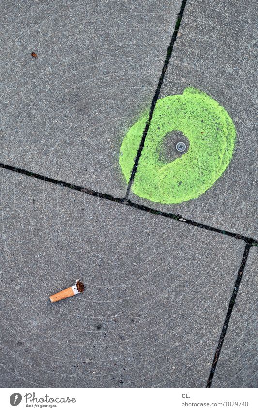 runtergucken Rauchen Straße Wege & Pfade Zigarette Zigarettenstummel Boden Linie Kreis Schilder & Markierungen grau grün Farbfoto Außenaufnahme Menschenleer Tag