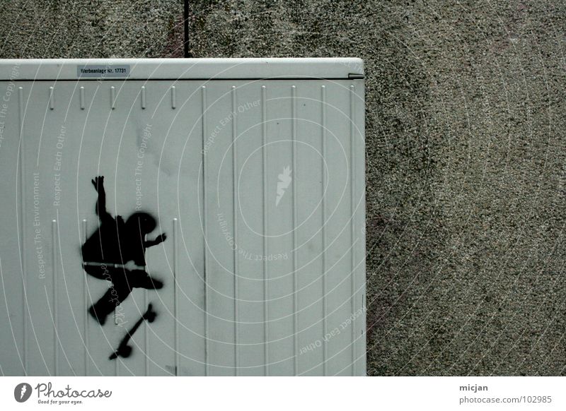 . gemalt Spray schwarz Skateboarding grau Wand Mauer simpel links unten Streifen Furche Schmiererei Verbote ungesetzlich Silhouette Kunst Schablone