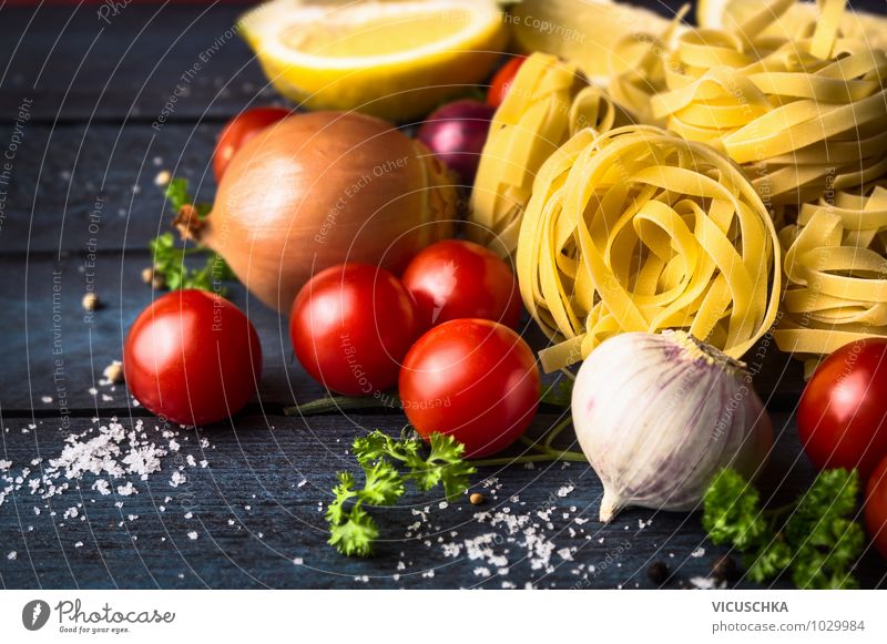 Tagliatelle Bandnudeln mit Tomaten Lebensmittel Gemüse Teigwaren Backwaren Kräuter & Gewürze Ernährung Mittagessen Festessen Italienische Küche Lifestyle Stil