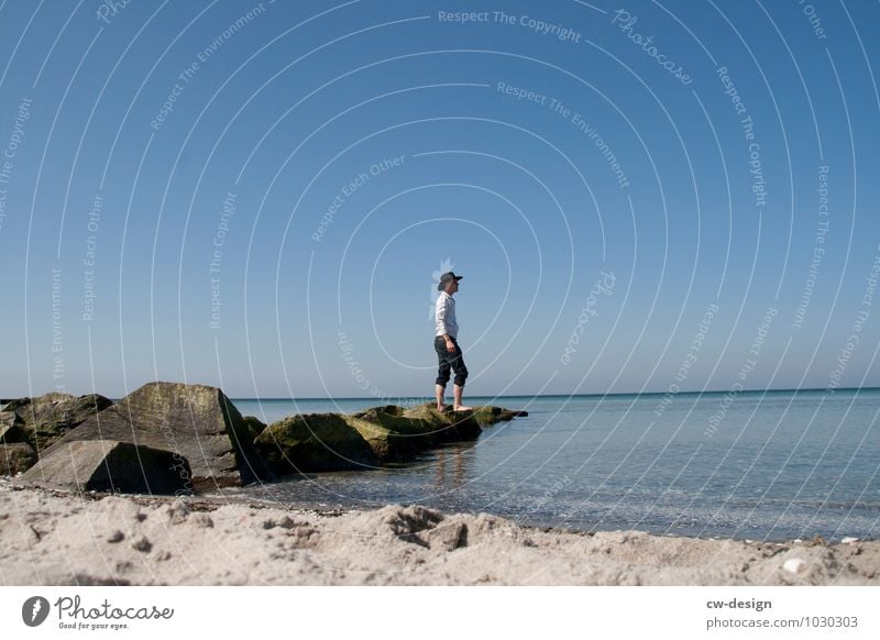 Junger Mann am Strand von Hiddensee See blau