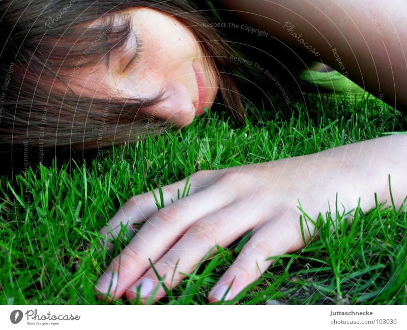 Der beste Rastplatz Pause Jugendliche Gras Müdigkeit Erschöpfung schlafen fertig Hand liegen Porträt geschlossene Augen Finger Zufriedenheit Geborgenheit