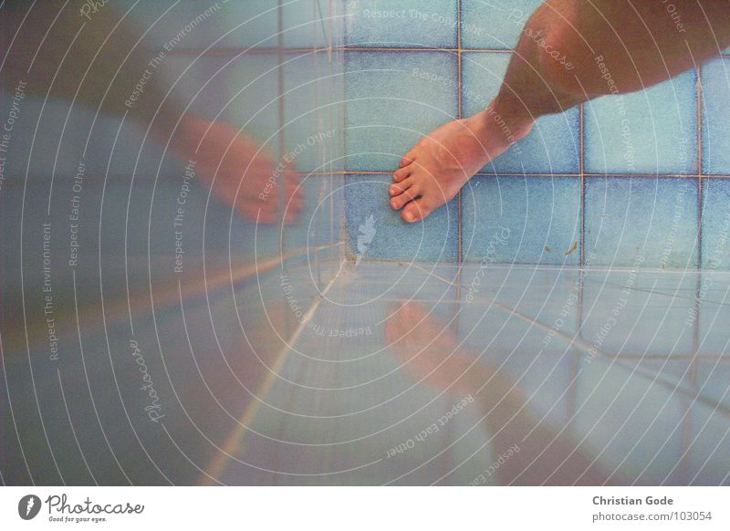 Unrasiertebeinetreffen Beine Fliesen u. Kacheln Reflexion & Spiegelung Fuß Zehen Bad Dusche (Installation) Wasser Ecke blau Knie Fuge Perspektive Bodenbelag