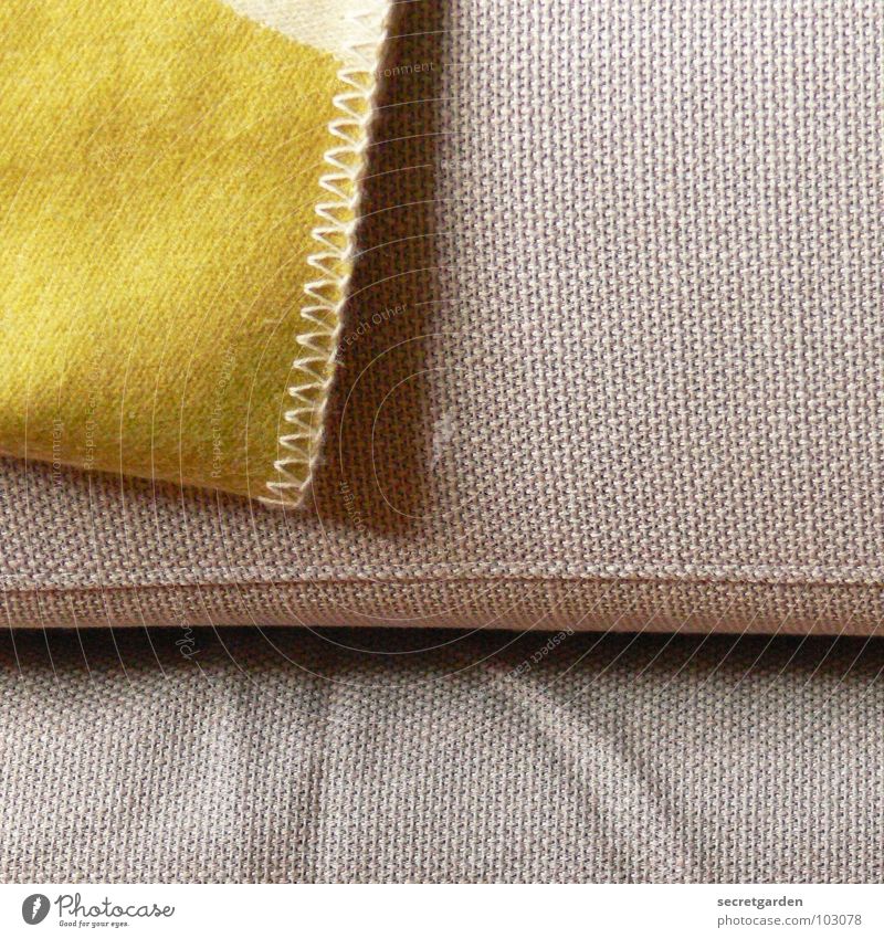 bedecktes sofa II Sofa Stoff grün giftgrün Wolle deckend kuschlig grau gemütlich Material Wohnzimmer Möbel ruhig Erholung Kissen Design Innenarchitektur Naht