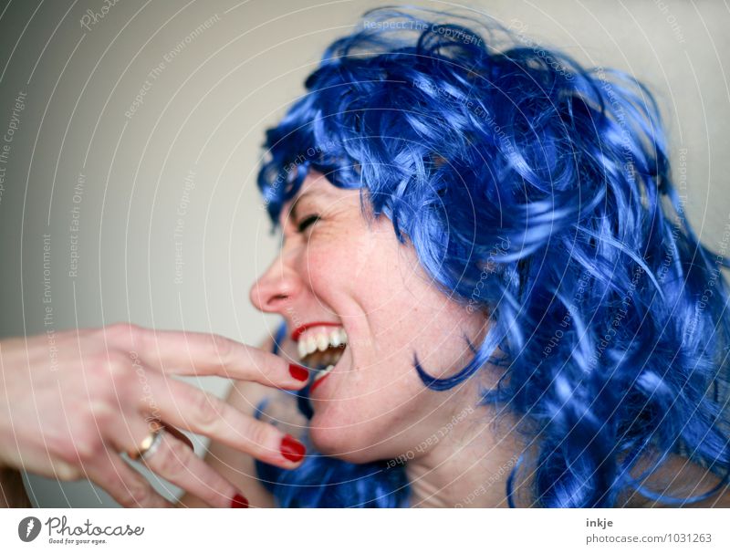 Lachende Frau mit blauer Perücke Lifestyle Freude schön Entertainment Party ausgehen Feste & Feiern Flirten Karneval Erwachsene Leben Gesicht 1 Mensch