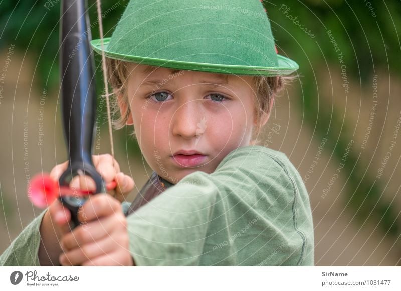 319 Spielen Pfeil und Bogen Robin Hood verkleiden Junge Mensch 3-8 Jahre Kind Kindheit Hut beobachten historisch schön niedlich Abenteuer erleben Genauigkeit