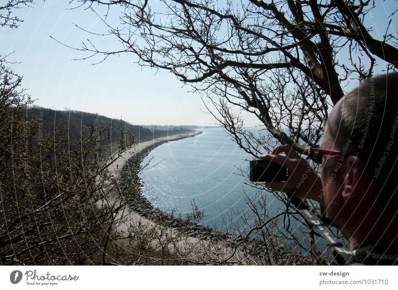 Mann mit Kamera am Strand von Hiddensee Aussicht