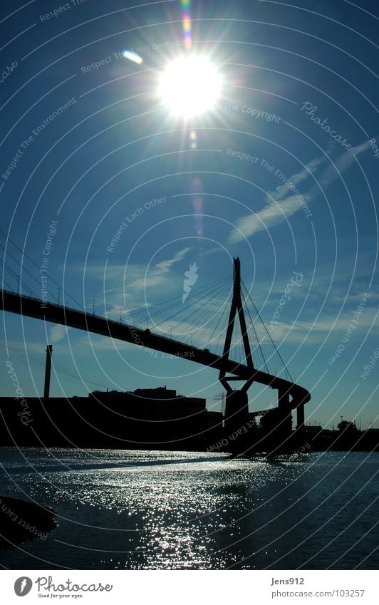 Köhlbrandbrücke Sonnenstrahlen Gegenlicht Wolken Pol- Filter Reflexion & Spiegelung ruhig Brücke Hafen Hamburg Blendenfleck Himmel blau Schatten Wasser