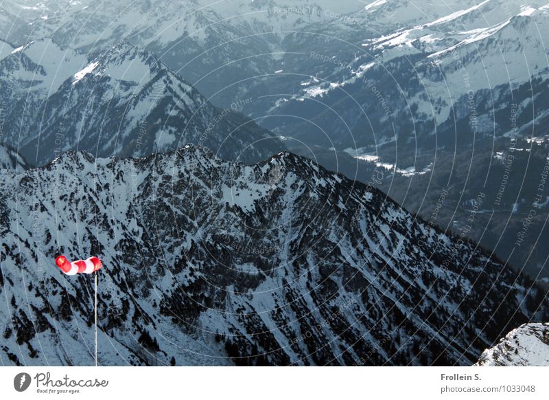 Jodeldö di Dödeldu Umwelt Natur Landschaft Winter Wind Schnee Alpen Berge u. Gebirge Schneebedeckte Gipfel Windsack Ferne rot schwarz weiß tief Farbfoto