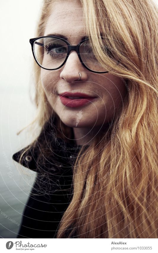 Wellen Ausflug Junge Frau Jugendliche Gesicht Sommersprossen Grübchen 18-30 Jahre Erwachsene Mantel Brille rothaarig langhaarig Lächeln Blick ästhetisch