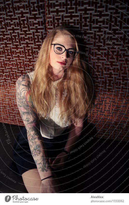 Lanzelotti Raum Nachtleben Club Disco Junge Frau Jugendliche Gesicht Arme Tattoo tätowiert 18-30 Jahre Erwachsene T-Shirt Rock Brille rothaarig langhaarig