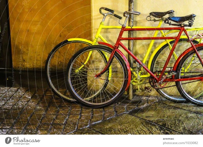 Zweirad Sport Fahrrad Stadt Mauer Wand Fassade Verkehr Verkehrsmittel Fahrradfahren Straße alt sportlich gelb rot altehrwürdig Kopfsteinpflaster Zusammensein