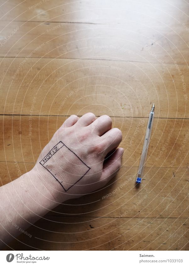 Memento Hand Finger schreiben einzigartig Hilfsbereitschaft innovativ Ordnung vergesslich Schreibstift Kugelschreiber Zettel erinnern Tisch Tattoo tätowiert