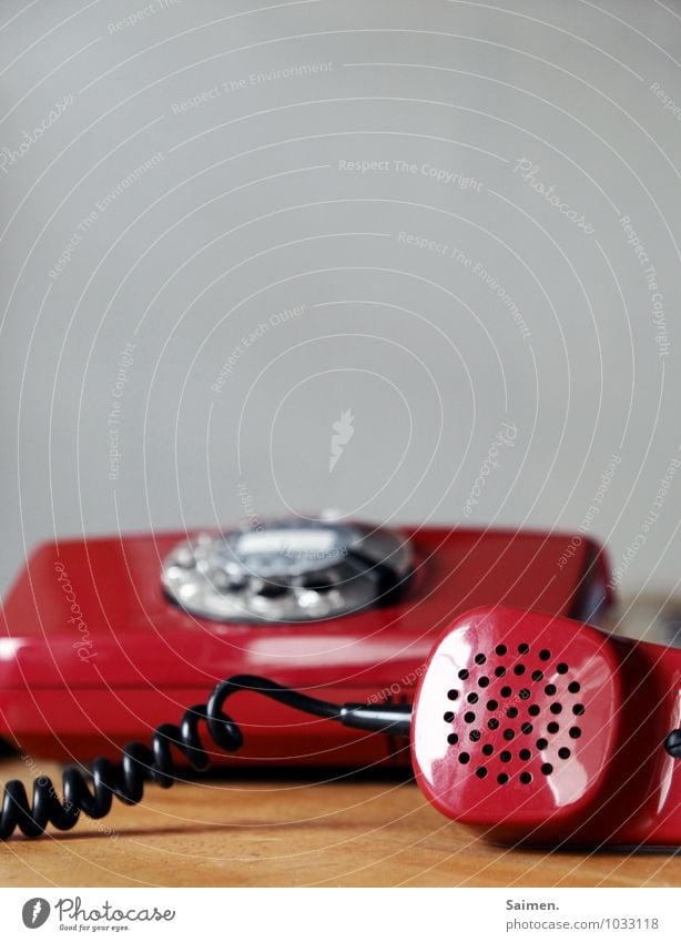 Hallooooo??? Telefon rot Kommunizieren Telekommunikation Telefonhörer retro altehrwürdig sprechen hören Wählscheibe Farbfoto Innenaufnahme Detailaufnahme