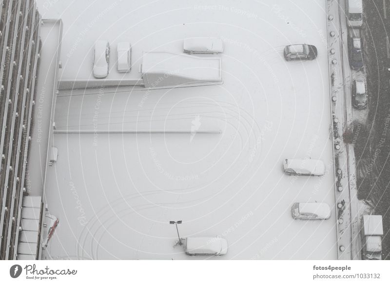 snow à la carte Winter Schnee Hochhaus Balkon Straße PKW hoch kalt Stadt weiß ruhig Perspektive stagnierend Parkplatzbeleuchtung Ausfahrt Einfahrt Spuren