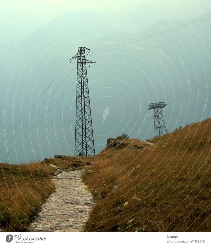 Postkarte für Beagle schmal Bergkamm Hügel Nebel Elektrizität Strommast Kabel elektrisch Gras gehen Einsamkeit planlos Italien Berge u. Gebirge Wege & Pfade