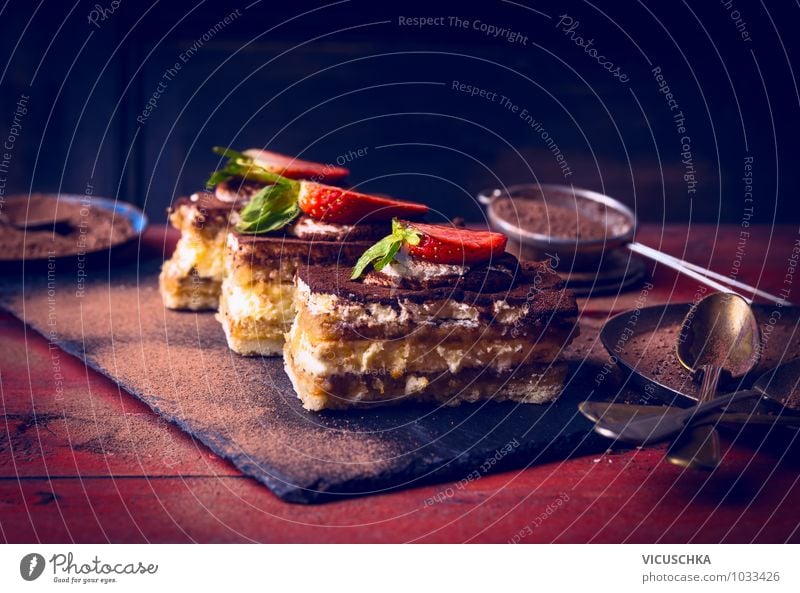 Tiramisu mit Erdbeeren auf rotem Holztisch Lebensmittel Dessert Süßwaren Schokolade Ernährung Geschirr elegant Stil Design Freizeit & Hobby Küche Kuchen Niveau