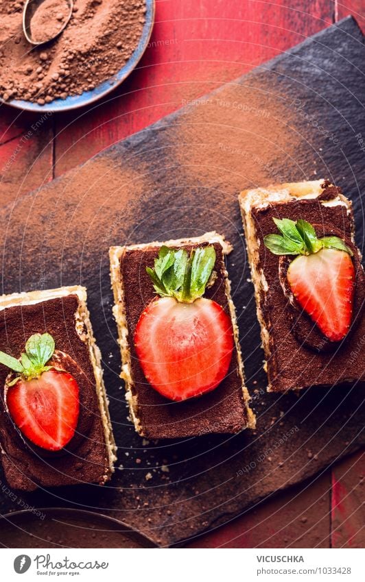 Drei Tiramisu Kuchen mit Erdbeeren Lebensmittel Teigwaren Backwaren Dessert Süßwaren Schokolade Ernährung Kaffeetrinken Büffet Brunch Festessen Diät