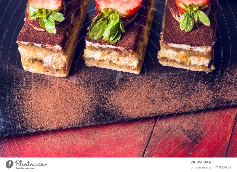 Drei Tiramisu Kuchen mit Erdbeeren und Schokolade Lebensmittel Frucht Dessert Ernährung Vegetarische Ernährung Diät Italienische Küche Stil Design Tisch