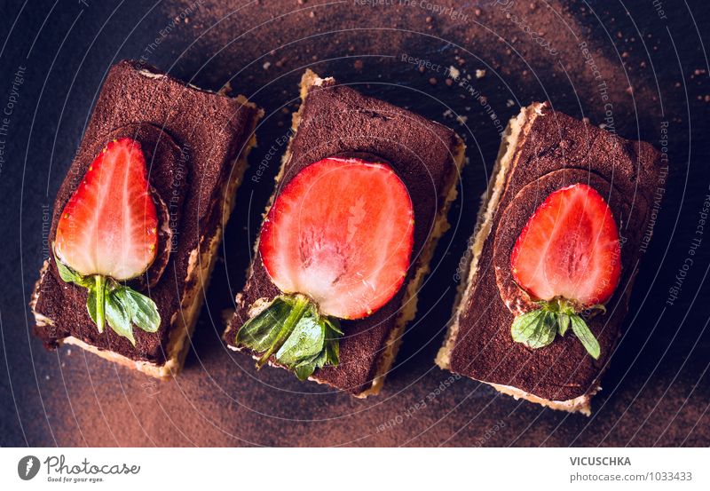 Schokoladen Tiramisu Kuchen mit Erdbeeren auf schwarzem Schiefer Lebensmittel Teigwaren Backwaren Dessert Ernährung Kaffeetrinken Bioprodukte