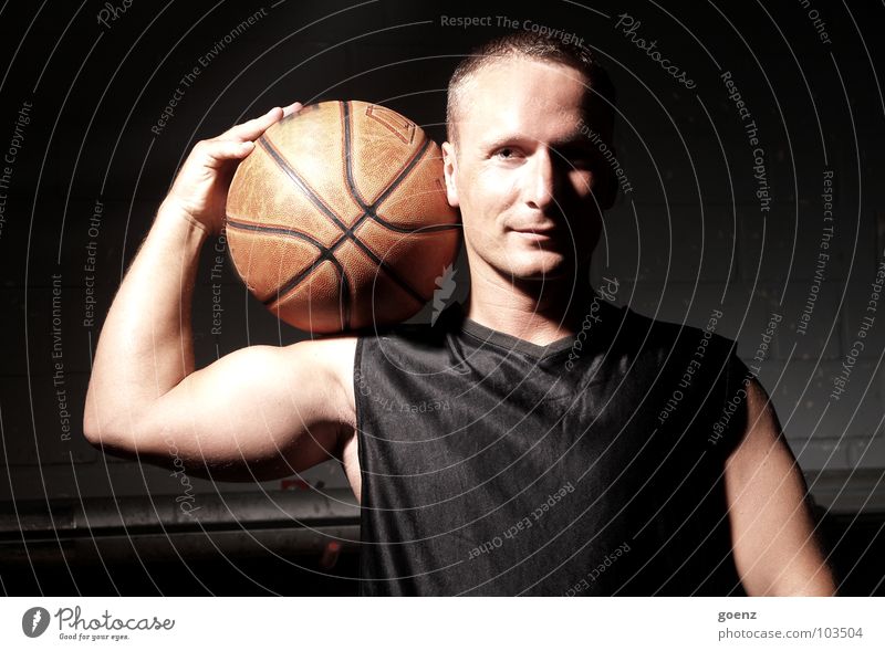 Der Spieler Basketballer Mann Sporthalle Spielen Trikot dunkel Körperhaltung Ball Lagerhalle sportlich Schatten
