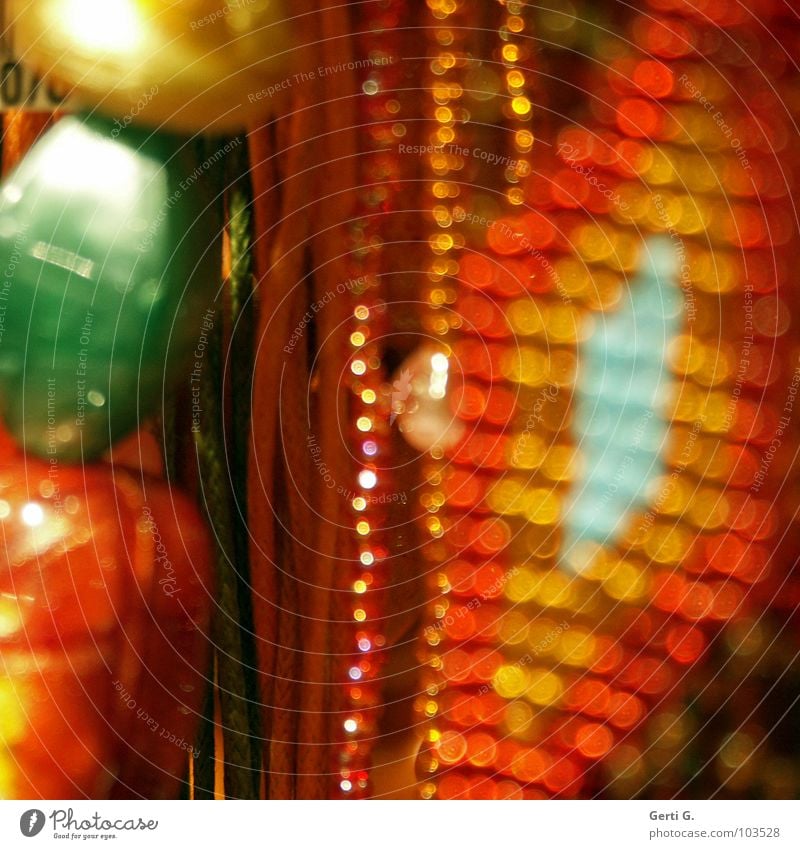 p e a r l s mehrfarbig orange grün Unschärfe Lichtpunkt Schmuck Perle aufgereiht hängen hängend Kitsch dünn Verschiedenheit verschönern Hängeohr