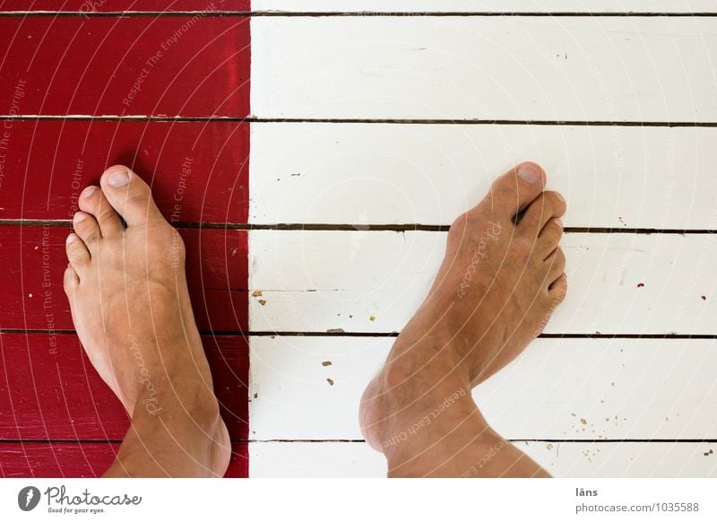 mit einem Bein Beine Mensch Boden dielen Holzfußboden rot weiß Fuß