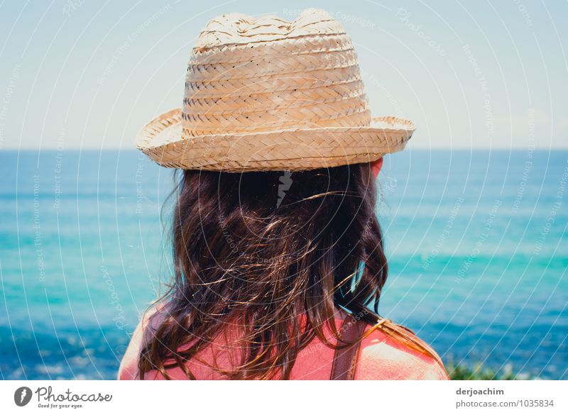 Ausflug, Girl mit Sonnenhut am Strand des blauen Oceans und schaut auf das Meer Freude Erholung wandern feminin Mädchen Haare & Frisuren 1 Mensch 8-13 Jahre