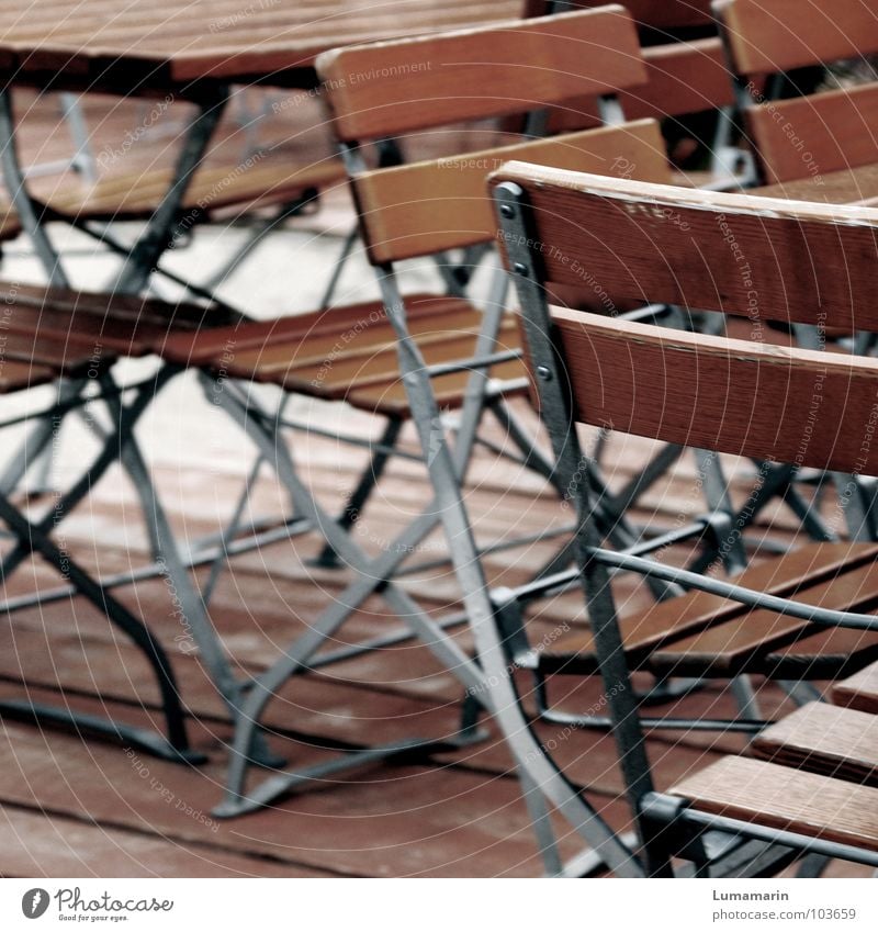 Versetzt Stuhl Platz Tisch Holz Möbel Gastronomie leer Einsamkeit Trauer Enttäuschung Langeweile ruhig Verabredung Regen kalt trist trüb schlechtes Wetter