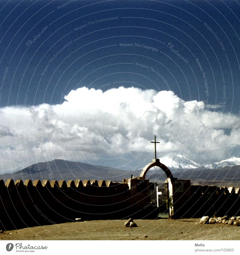 Spiel mir das Lied vom Tod Chile Friedhof Salar de Atacama San Pedro de Atacama Trauer Mauer Staub staubig Wolken Geröll heiß Physik trocken Dürre weiß braun