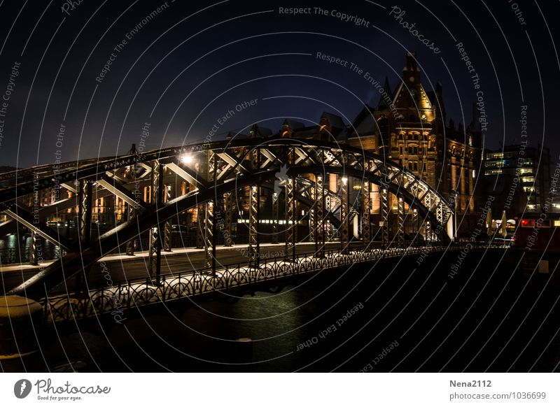 Brooksbrücke IV Stadt Hafenstadt Stadtzentrum Altstadt Brücke Mauer Wand Sehenswürdigkeit Wahrzeichen Denkmal dunkel kalt Hamburg Alte Speicherstadt Stahlbrücke