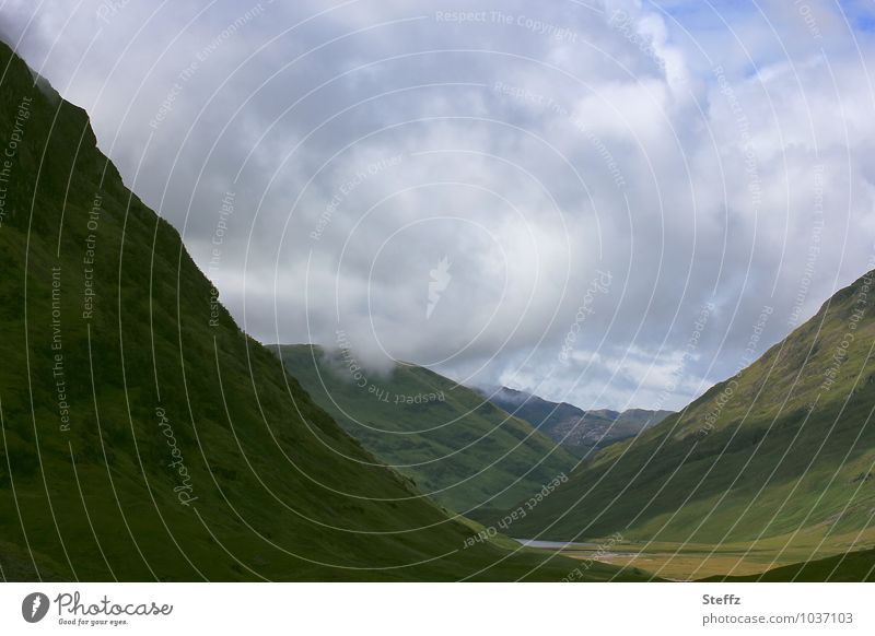 das geheimnisvolle schottische Tal nordische Natur Sommer in Schottland schottischer Sommer Einsamkeit Hügel unheimliche Stille mysteriös mystisch