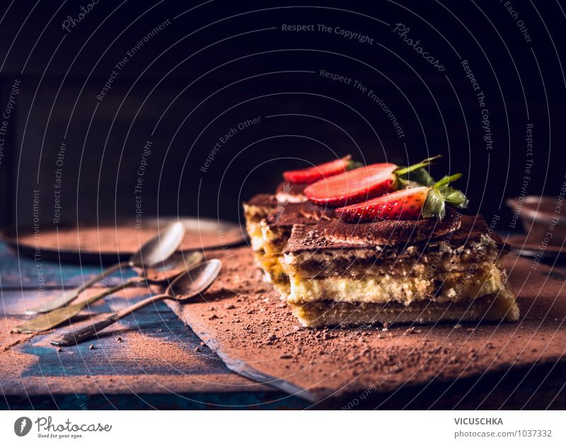 Erdbeeren Tiramisu Kuchen mit Schokolade Lebensmittel Frucht Dessert Ernährung Diät Italienische Küche Löffel Stil Design Hintergrundbild Portion Tisch dunkel